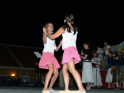 Actuación del Coro Parroquial acompañando a la Orquesta Florida en el Festival Benéfico para recaudar fondos para la Plataforma de la Ermita del Santo Niño. Acompañan bailando niñas de las asociaciones locales de baile

