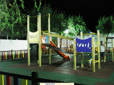 Parque infantil del Paseo del Norte por la noche, recién inaugurado por el Presidente de Castilla la Mancha Jose María Barreda. 2 de Septiembre de 2006, 1:30 am

