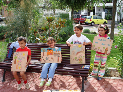 23 de Septiembre de 2006. Concurso de pintura organizado por la Asociación Vecinal "La Unión de La Guardia". Posando con las creaciones a medias
