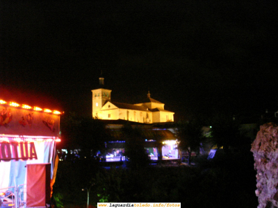 24 de Septiembre de 2006. Imágen pintoresca en las fiestas al lado del Castillo
A la izqda, los coches de choque de los pequeños, en el centro, los de los mayores, y a la dcha, el castillo. De fondo, la Iglesia.
