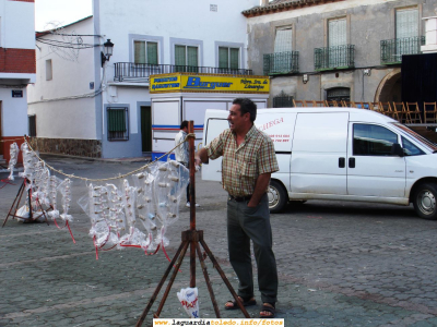 24 de Septiembre de 2006 a primera hora de la mañana. Preparación de la mascletá de la plaza
En la foto vemos a uno de los municipales del Pueblo, nuestro querido Francisco León y a la furgoneta de Pirotécnica Manchega al fondo. Son ya muchos los años que esta pirotécnica es quién nos deleita con esta mascletá. Lo que mucha gente no sabe es que cuando se contrata la pólvora en Agosto se tira una pequeña traca. Este año ha sido en la Glorieta y Proyecto Tupi estuvo allí.Aquí están las pruebas:
[url=http://www.laguardiatoledo.info/fotos/displayimage.php?pos=-1089][color=navy][i][b]Foto de la contratación de la pólvora 2006[/b][/i][/color][/url].[/b]
[url=http://www.laguardiatoledo.info/fotos/displayimage.php?pos=-1090][color=navy][i][b]Video de la contratación de la pólvora 2006[/b][/i][/color][/url].[/b]
