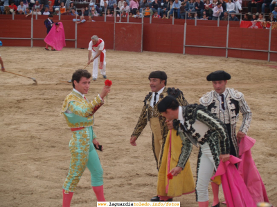 24 de Septiembre de 2006. Toros en la plaza ambulante
El torero con el trofeo conseguido
