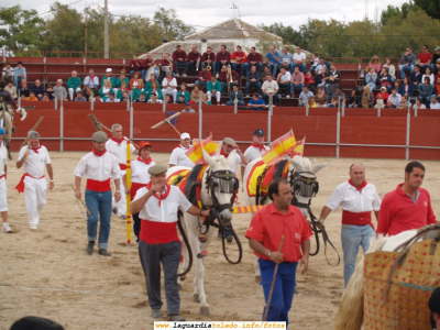 24 de Septiembre de 2006. Corrida de toros en la plaza ambulante
Paseillo inicial con la Peña los Timbales acompañando
