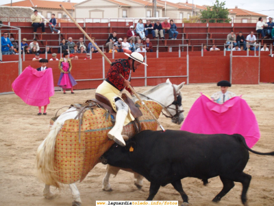24 de Septiembre de 2006. Corrida de toros en la plaza ambulante
Instantánea del picador y el toro
