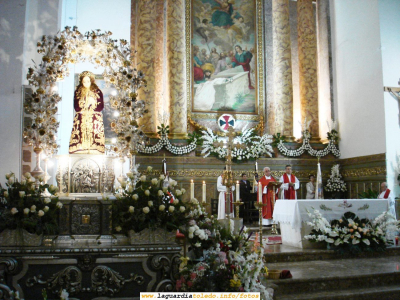 26 de Septiembre de 2006. Instantánea del Santo Niño y del Altar Mayor con los sacerdotes que concelebran la Misa en honor al Santo Niño
