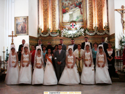 26 de Septiembre de 2006. Foto de las Damas, Reina y Mantenedor con sus familiares posando en el altar de la Iglesia
