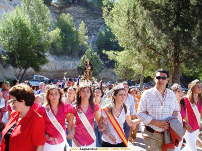 27 de Septiembre de 2006. Reina, Damas y Mantenedor llegando a la Ermita con el Santo Niño
