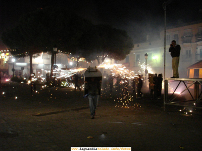 28 de Septiembre de 2006. Instantánea de los toros de fuego
En esta foto aparece Jose Luis Guzmán, colaborador de esta web, en el escenario tomando también instantáneas del evento
