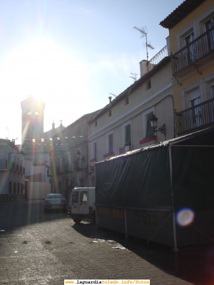 30 de Septiembre de 2006. Primera hora de la mañana. Pasada una semana desde el comienzo de las fiestas, las zonas del ferial vuelven a la normalidad.
En la Plaza sólo quedan los puestos de pinchos de Galo y de Bombi. En la instantánea, el de Galo con la Iglesia a contraluz
