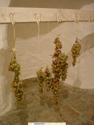 Costumbre tradicional guardiola de colgar uvas en la cueva
Normalmente se cuelgan en la cueva (habitación subterránea) o en la cámara (habitación en la parte más alta de la casa) con el fin de que se conserven hasta las Navidades para poder tomarlas en las tradicionales "12 uvas".
