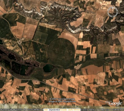 Parcela circular perfecta en el término de La Guardia (Fuente Google Earth)
Esta foto de satélite es del término de La Guardia, concretamente del valle del Cedrón. La carretera que se ve en la parte inferior es la Carretera de Huerta, y el paraje es la Vega.Podéis ver la foto de satélite original en
[url=http://maps.google.es/maps?f=q&hl=es&q=la+guardia+toledo&sll=40.396764,-3.713379&sspn=14.717953,41.132813&layer=&ie=UTF8&z=14&ll=39.811041,-3.524809&spn=0.02901,0.080338&t=k&om=1][color=navy][i][b]Parcela circular en el término de La Guardia[/b][/i][/color][/url][/b]
