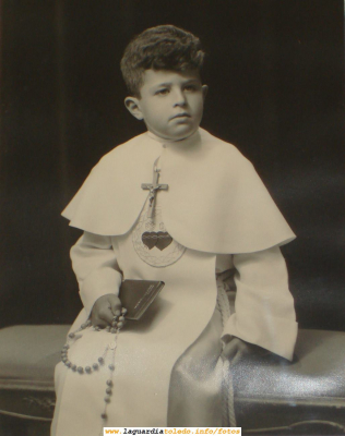 Foto de estudio de Comunión de Luis Cristobal Nuño Santiago. Entorno al año 1970
Este traje de Padre Damián ha sido la vestimenta de comunión de algunos guardiolos, incluido el que postea esta foto ("grimores")
