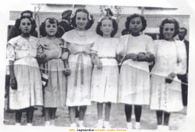 Cuadrilla de niñas posando delante de la carroza del Santo Niño. Años 50
