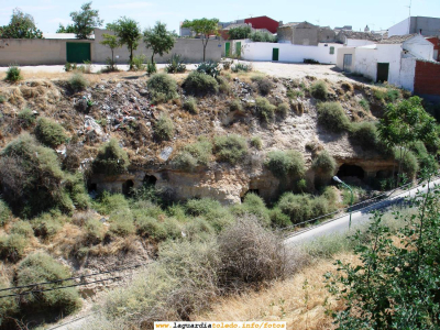 16 de Agosto de 2006. Cuevas de la Cuesta Perejón
Como puede verse, su estado de conservación es lamentable.
