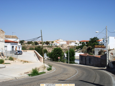 23 de Agosto de 2006. La "famosa" curva de la antigua carretera de Andalucía
Y digo "famosa" porque más de un vehículo (incluído camiones) se han empotrado en la casa situada justo en la curva durante los años en los que la carretera dividía en dos al pueblo
