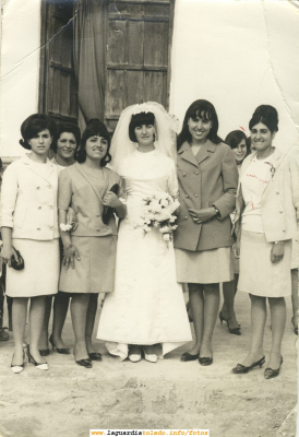 Tomasa Oliva el día de su boda. Año ?
En la foto aparecen Luisi, Paca, Carmen Orgaz y Carmen Hijosa

