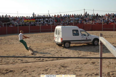 Fiestas de 2005. Instantánea del allanamiento de la arena de la Plaza de Toros por parte de trabajadores del Ayto.

