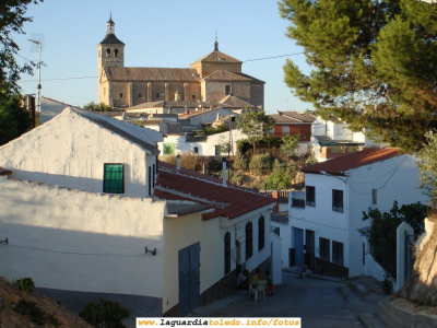 Vista panorámica de la Iglesia desde el otro lado de la antigua carretera de Andalucía, zona conocida como La Cañadilla
