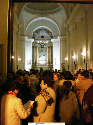 1 de Mayo de 2007. 00:00. Cantando los mayos a la Virgen en la puerta de la Iglesia
Como manda la tradición, el primer mayo se le canta a la Virgen y después al Santo Niño en la puerta de la Iglesia

