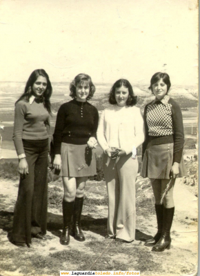 Foto de mozas guardiolas en el cerro. Años 60
