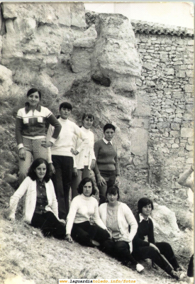 Cuadrilla de muchachas detrás de la Ermita del Santo Niño. Años 60
