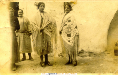 Mozas posando con mantillas. Años 50

