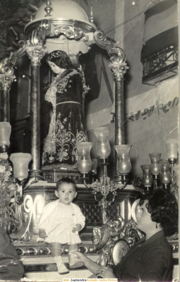 Mari Pedraza, la de Clarín, con su hija en la carroza del Santo Niño
