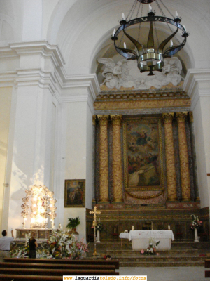 Nave central de la Iglesia Parroquial con el Santo Niño a la izquierda con la carroza iluminada.17 de Septiembre de 2006
