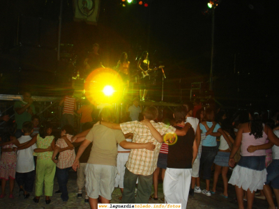 Orquesta Comanche. 2 de Septiembre de 2006. Verbena de presentación de las Damas y Reina de 2006. La gente baila "Paquito el Chocolatero"
