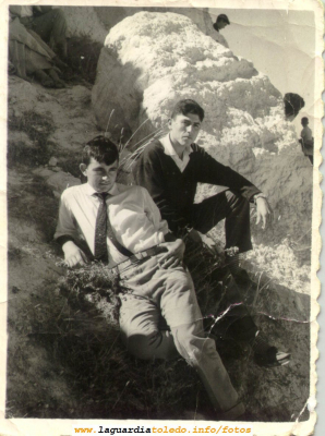 Foto típica de 2 mozos en los cerros del Santo Niño. Años 70
