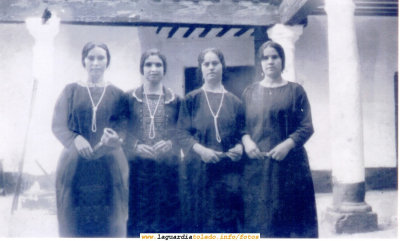 4 mujeres en un patio guardiolo. Años 50
¿Por qué será que al ver ésta foto me he acordado de la película Volver de Almodóvar?
