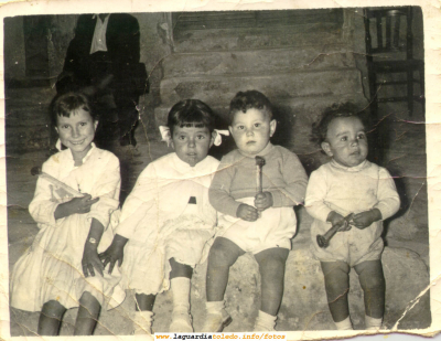 Cuatro niños posando. Años 50
