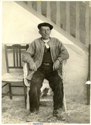 Anciano descansando en una silla típica de mimbre. Años 50
