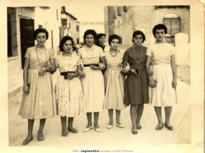 Cuadrilla de mozas por la calle Mayor a la altura de la glorieta. Años 50
Se puede ver cómo era la glorieta antes
