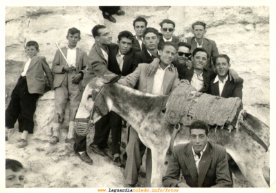 Cuadrilla de muchachos en el Santo Niño fotografiados con un borrico. Años 60
