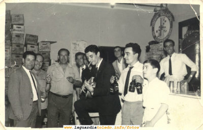 En el bar, años 60.
Conocidos en la foto: "Tito" Gervasio, Jesús Valero, Paco Novillo y Fausto Peláez. Si alguno conocéis a álguien más añadirlo como comentario.

