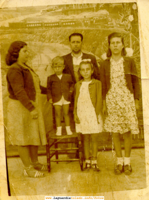 Foto de familia. En torno al año 43
En la foto aparecen Gervasio Espada y familia. 
