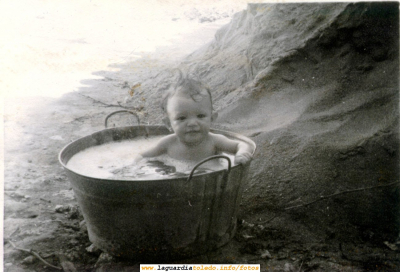Pequeña guardiola bañándose en una caldereta. Años 50
Este era un método que durante muchos años se usó para el aseo personal.
