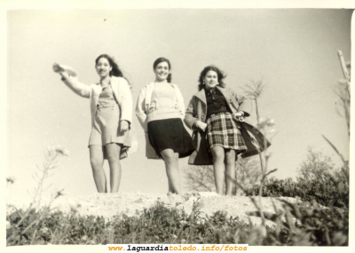Cuadrilla de muchachas en la punta del Cerro con las minifaldas de la época. Años 70

