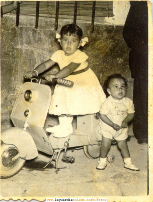 Niños con una vespa. Años 50
