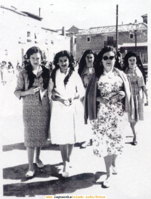 Cuadrilla de mozas con las mantillas en una procesión en la Plaza. Años 50
