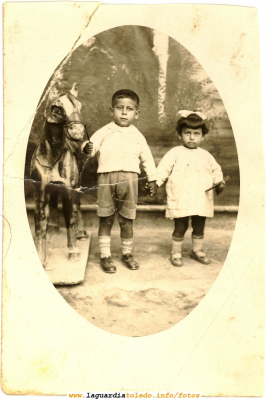 Los hermanos Juan y  Benita Muñoz Rojo.
