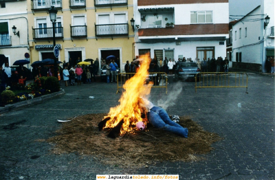 9 de Abril de 2007. Manteo y quema de judas y peleles en La Plaza
Como puede verse, no acompañaron las condiciones climatológicas
