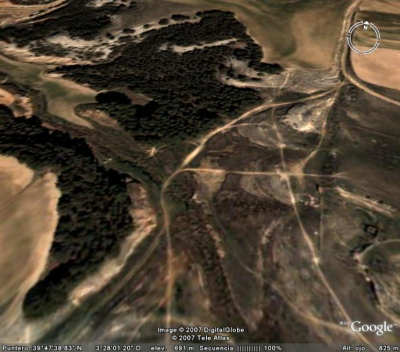 Perejón en visión tridimensional desde Google Earth
Se puede apreciar con nitidez desde el satélite en visión tridimensional los efectos de quads y motos
[url=http://www.laguardiatoledo.info/fotos/displayimage.php?pos=-1250][color=navy][i][b]Foto de los efectos de quads y motos en Perejón[/b][/i][/color][/url].[/b]
