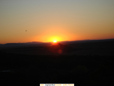 3 de Noviembre de 2007. 18:08. Puesta del sol desde el Cementerio (2/3).
A la izquierda puede apreciarse el vuelo de un pájaro
