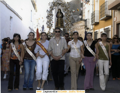 Fiestas de 2005. Reina y Damas acompañando al Santo Niño hacia el tradicional Ofertorio de la Plaza
