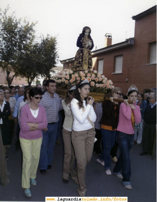 Fiestas de 2005. Reina y Damas portando en andas al Santo Niño camino de la Ermita. 27 de septiembre de 2005
