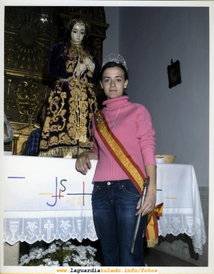27 de Septiembre de 2005. Tradicional foto que los guardiolos nos hacemos en la Ermita del Santo Niño. En este caso es la Reina de las Fiestas
