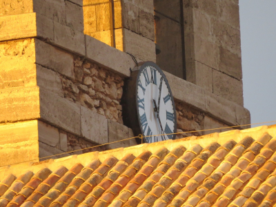El reloj posterior
El reloj posterior de la torre al atardecer visto desde la Plaza del Pilar
