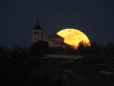 La Iglesia y la luna llena el Sábado Santo de 2015
